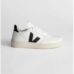 BRAND🤩NEW🤩 Veja sneakers with a black V